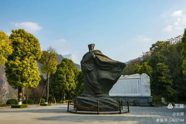 历代著名诗人李白，杜甫，白居易等都曾登白帝，游夔门，留下大量诗篇。李白“朝辞白帝彩云间，千里江陵一日